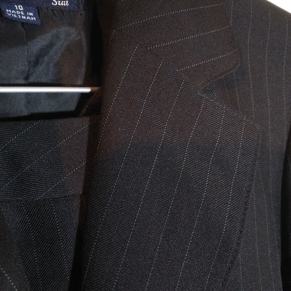 Evan Picone pantsuit w/subtle pin stripes, size 10 - Picture 3 of 7